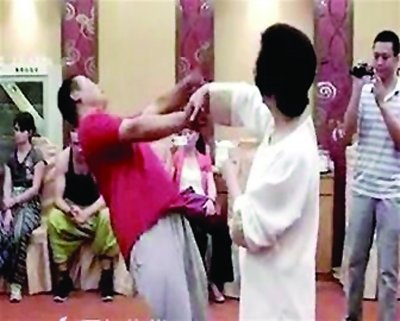 六旬女老總“隔空打人” 太極拳彈飛小伙(圖)