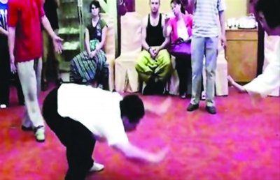 六旬女老總“隔空打人” 太極拳彈飛小伙(圖)
