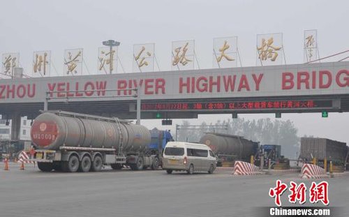 �����S�ӹ�·������M(f��i)վ�Ϸ������Ļ�������܇�ͺ��������������е�؛�d܇�v�s��ͨ�o�衣�R���z