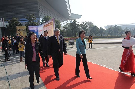 "�»������½z·���¿�Խ"�������ΚW��Ѳ�ƏV֮����ʽ����