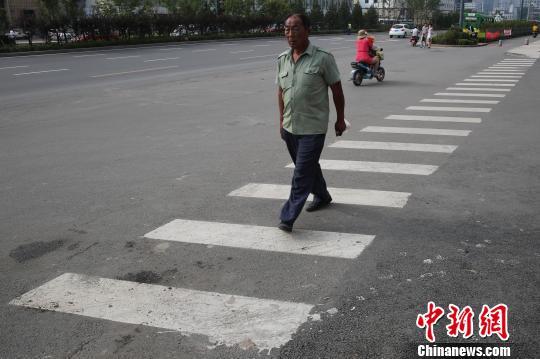 ̫ԭһ���R���H�݃��˲���ͨ�^ �ٷ��Q�M��̎��(�D)